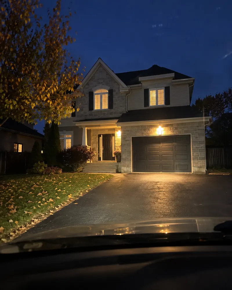 Arrivée le soir dans une entrée neuve