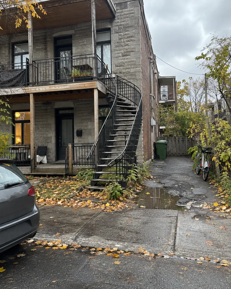 Plex montréalais avec une entrée en ruelle